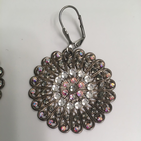 Silver Iridescente Earring and Necklace Set - Picture 4 of 6